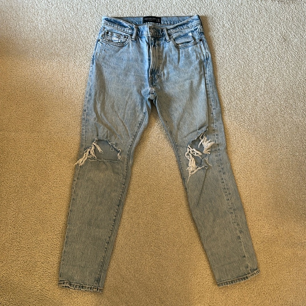 Men’s Abercrombie 90s Slim Distressed Light Wash Denim. Size 32 x 30.